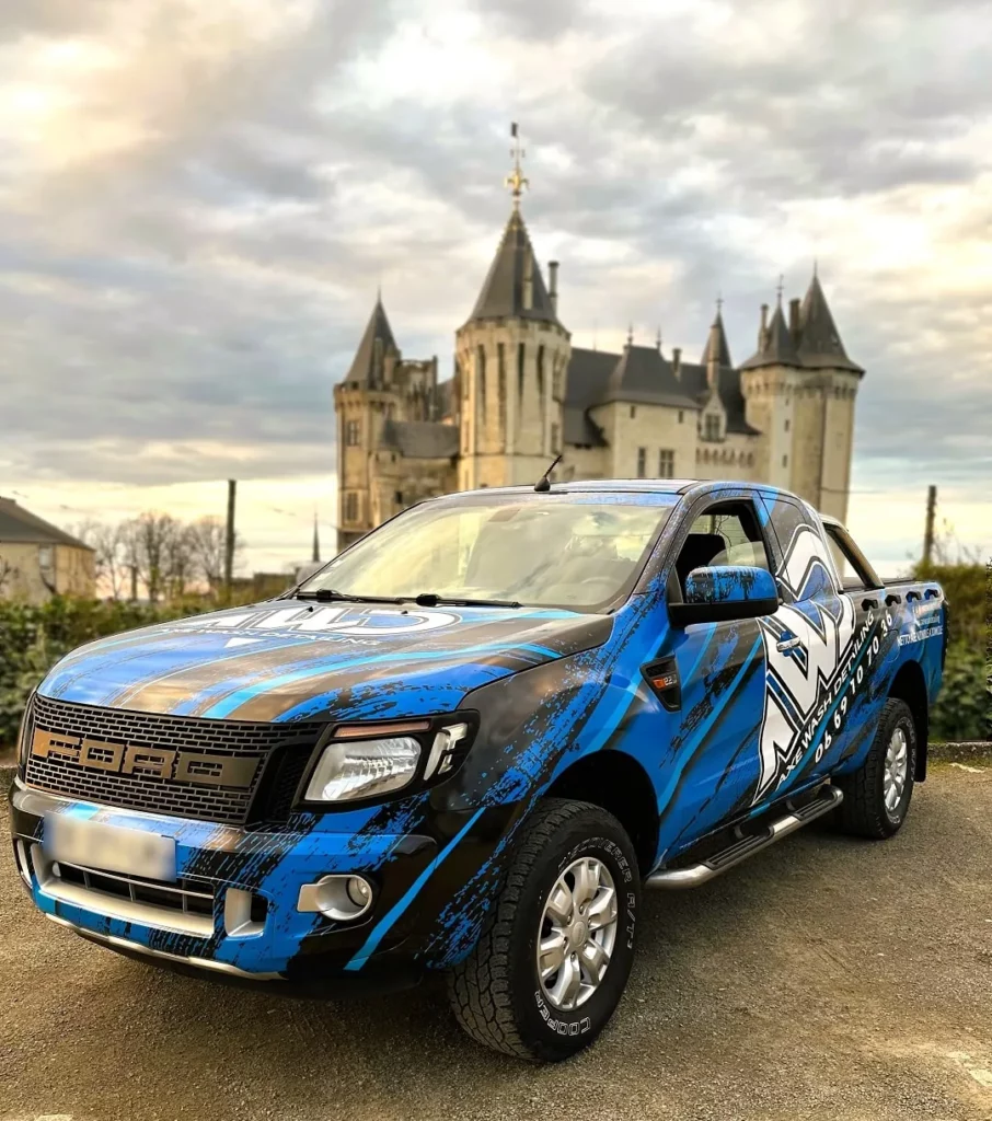 véhicule d'Axewashdetailing devant le château de Saumur